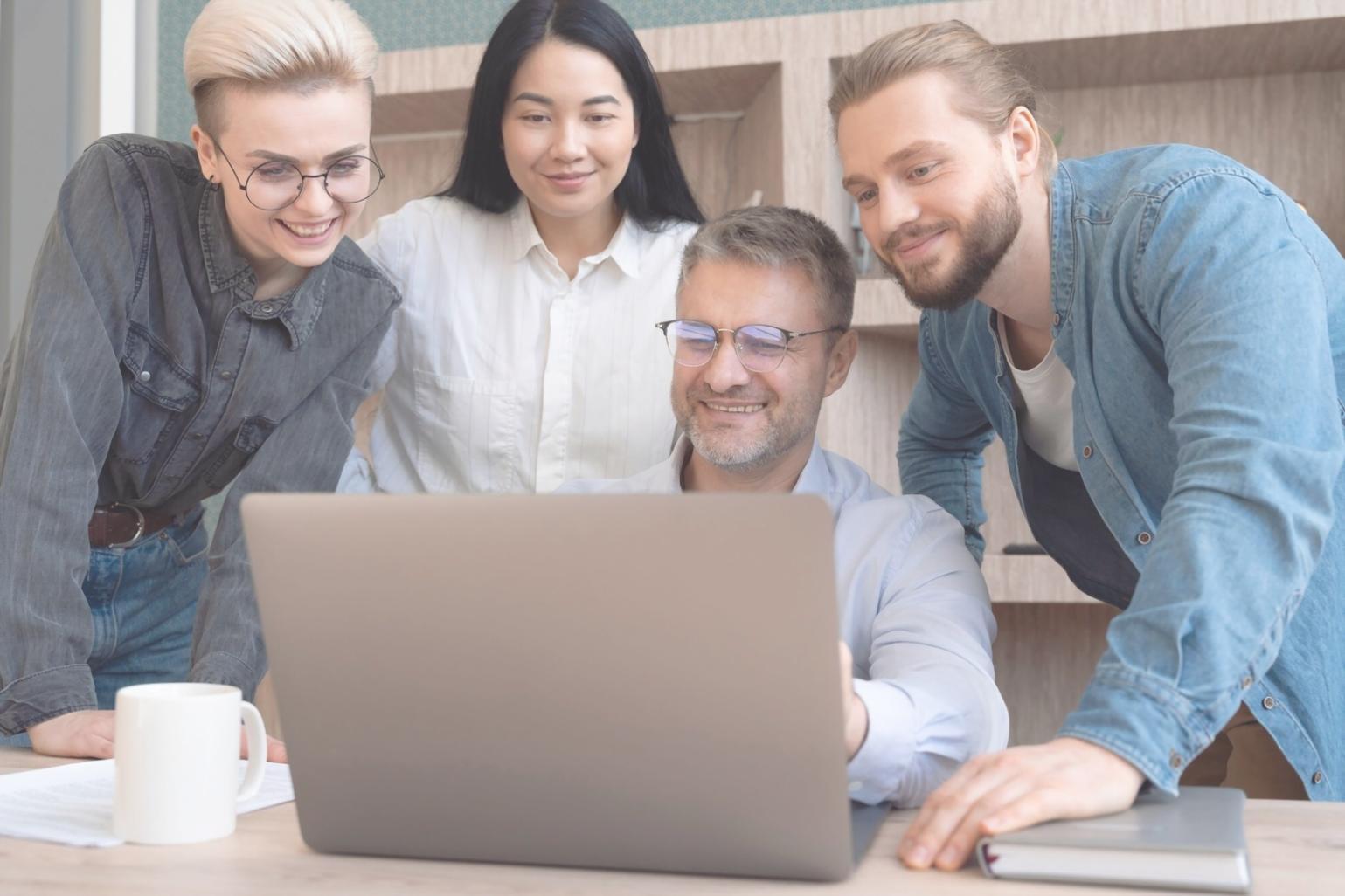 Session de formation interactive avec participants travaillant sur des exercices financiers pratiques