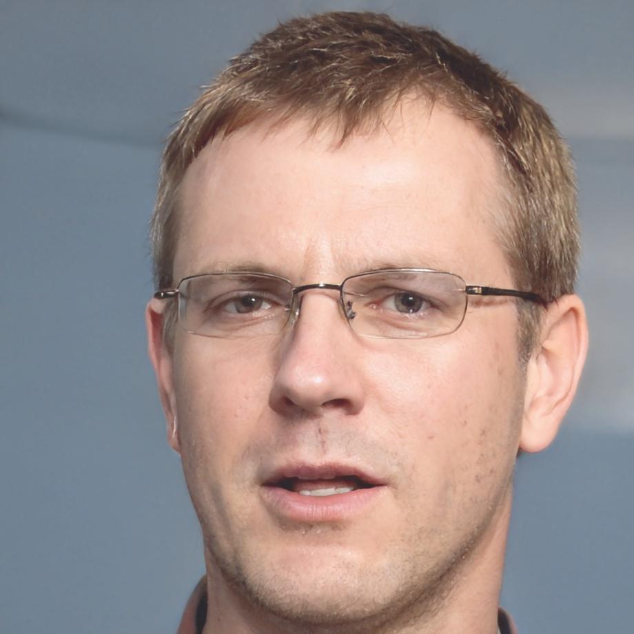 Portrait de Maxime Dubois, expert en stratégies d'épargne