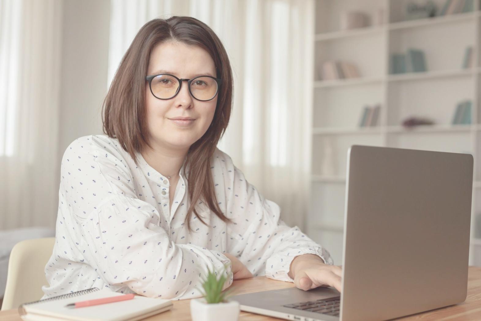 Équipe quinelaphor travaillant sur du contenu éducatif