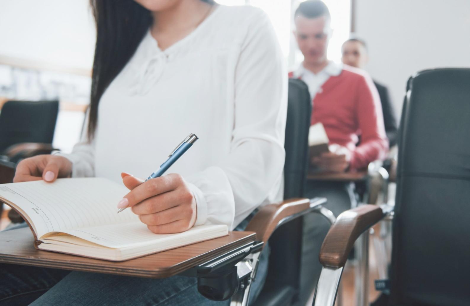 Groupe d'étudiants quinelaphor échangeant lors d'un atelier